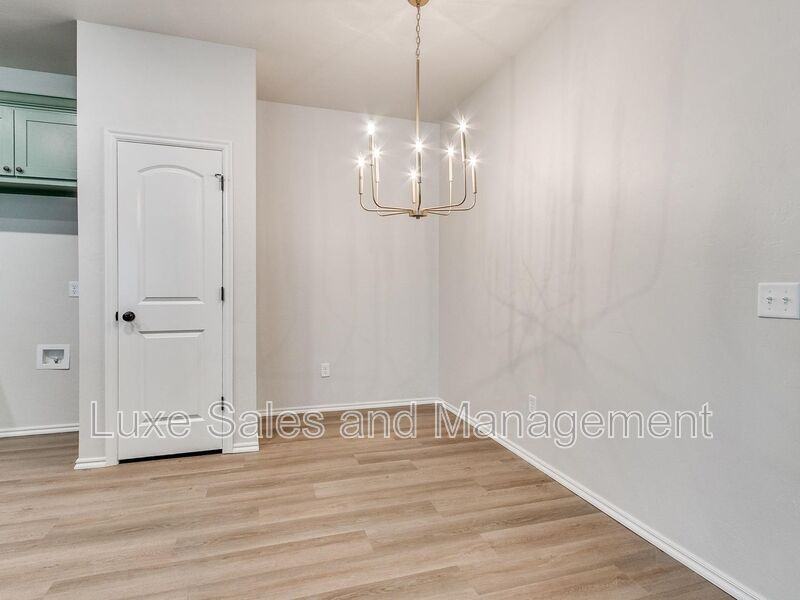 8011 Nw 105th Ter - Photo 7 of 32