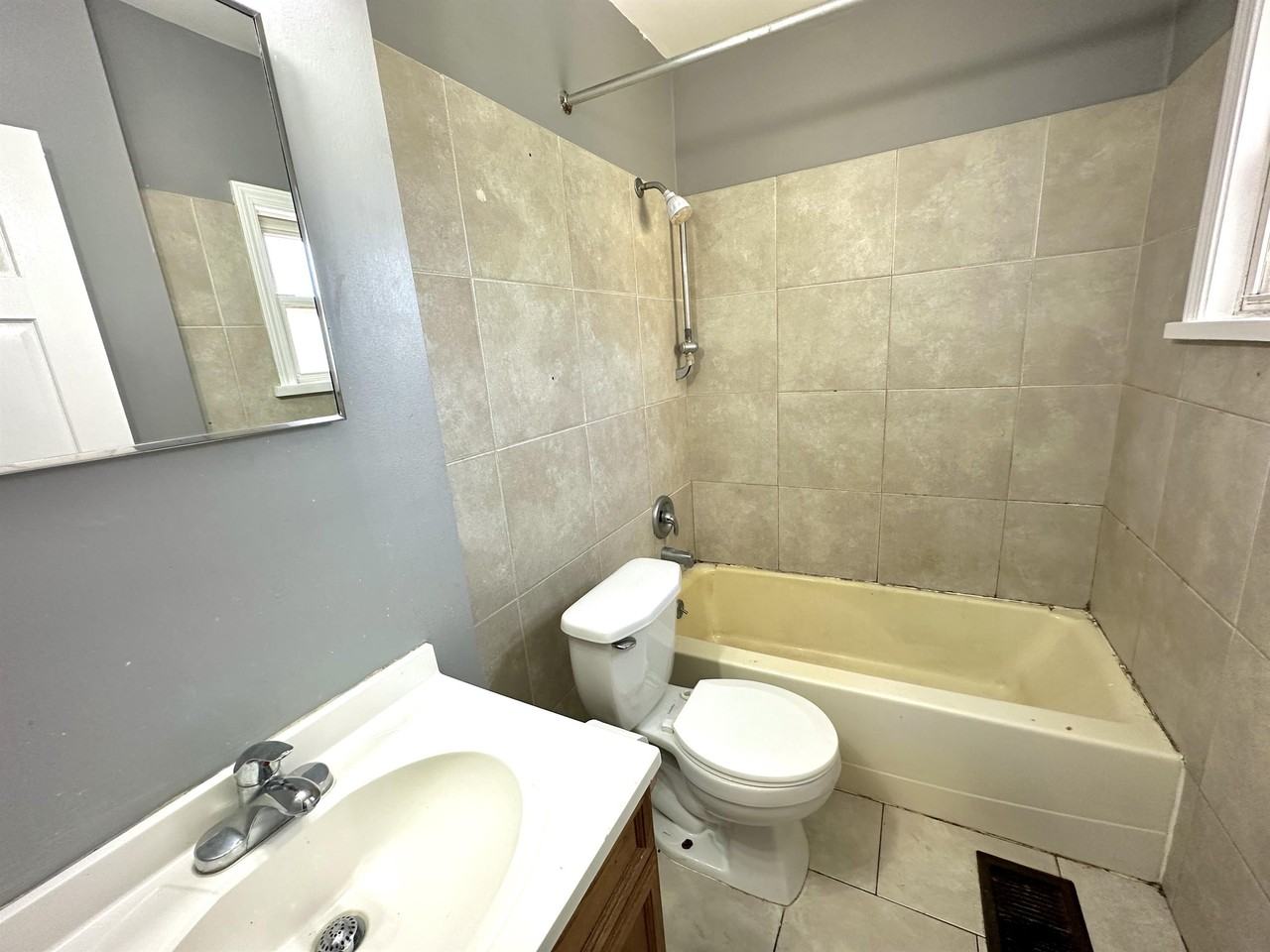 517 9th St #1 - Photo 2 of 7