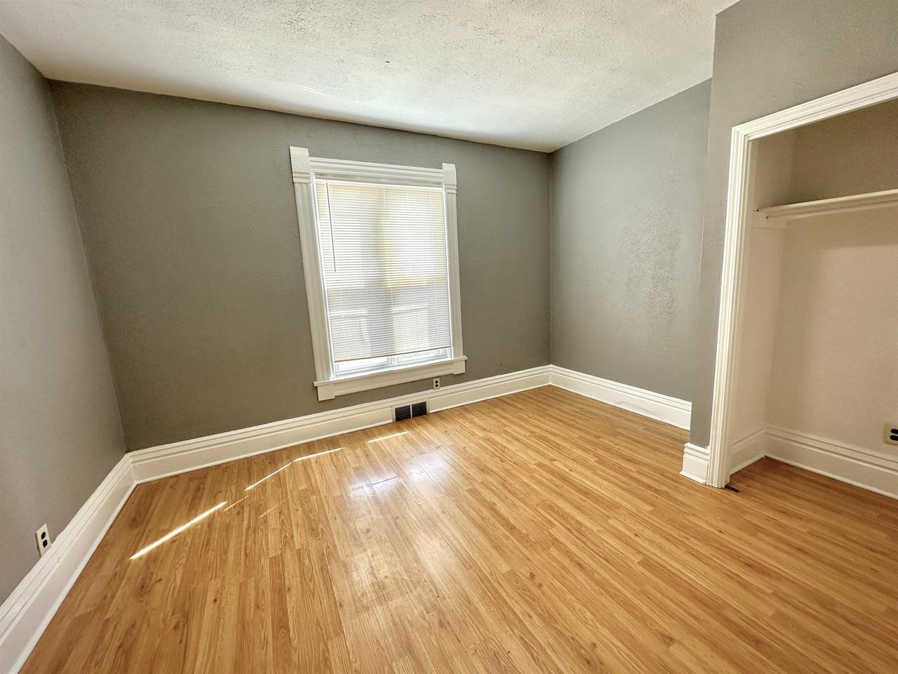 517 9th St #1 - Photo 4 of 7