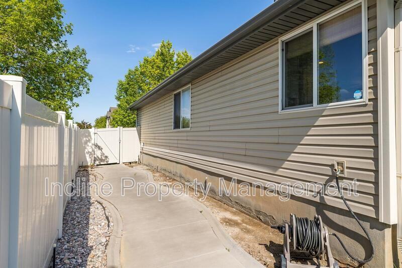 702 Durham Dr - Photo 4 of 25