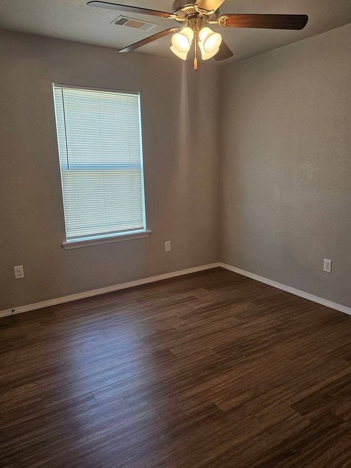 2107 Ingalls Ln - Photo 3 of 17