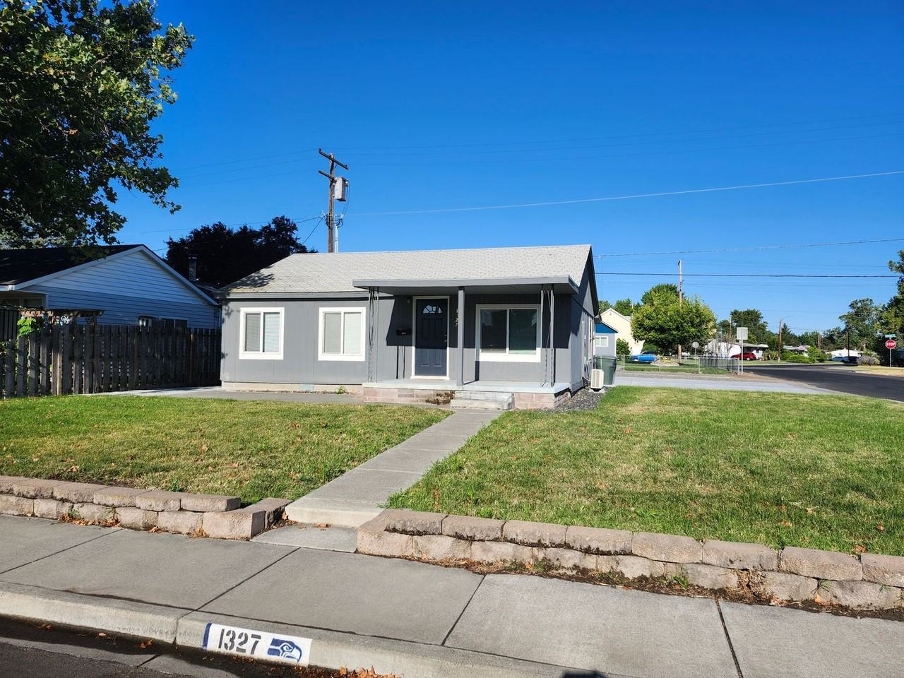 1327 Tunis Ave - Photo 2 of 17