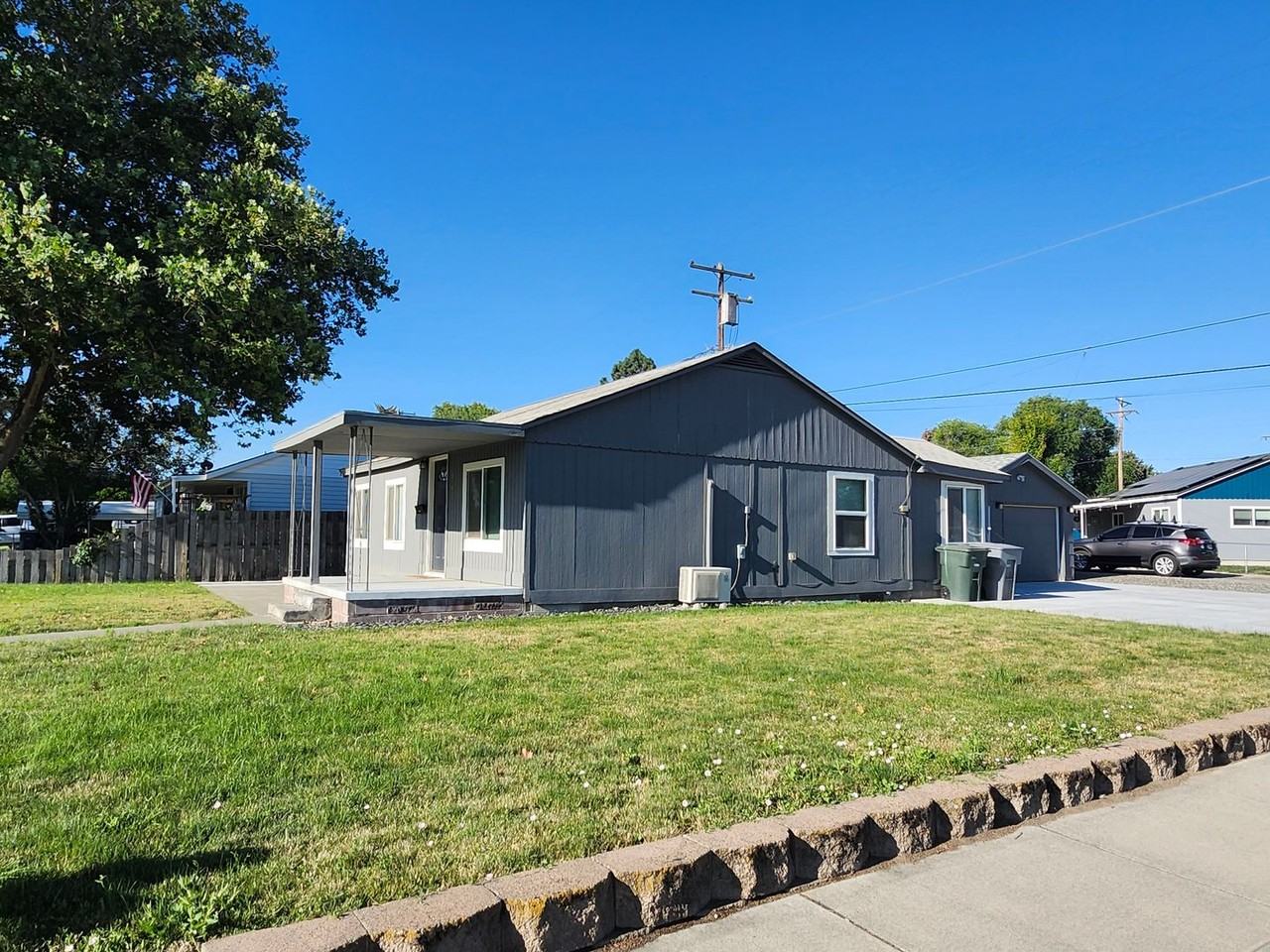 1327 Tunis Ave - Photo 4 of 17