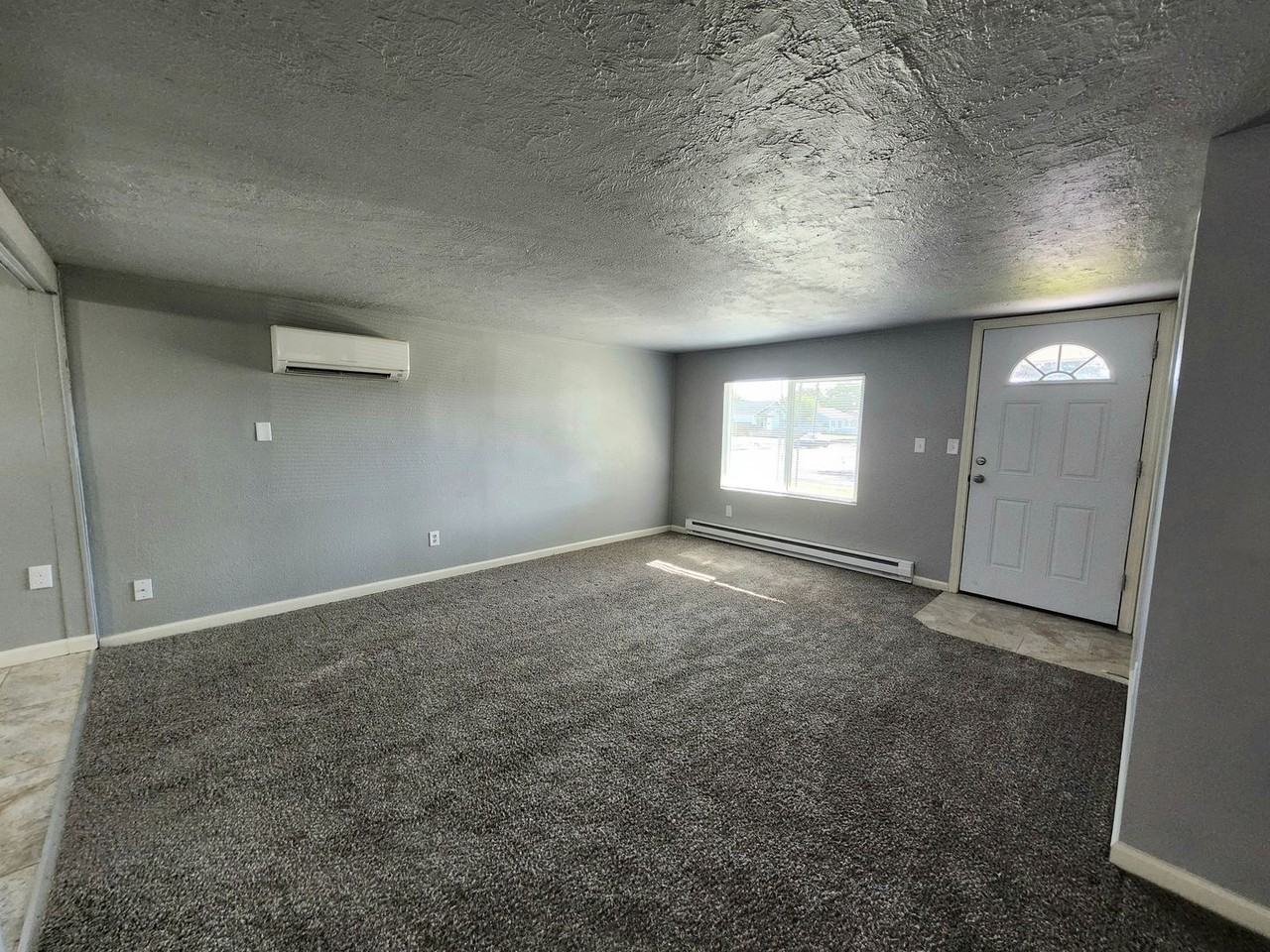 1327 Tunis Ave - Photo 5 of 17