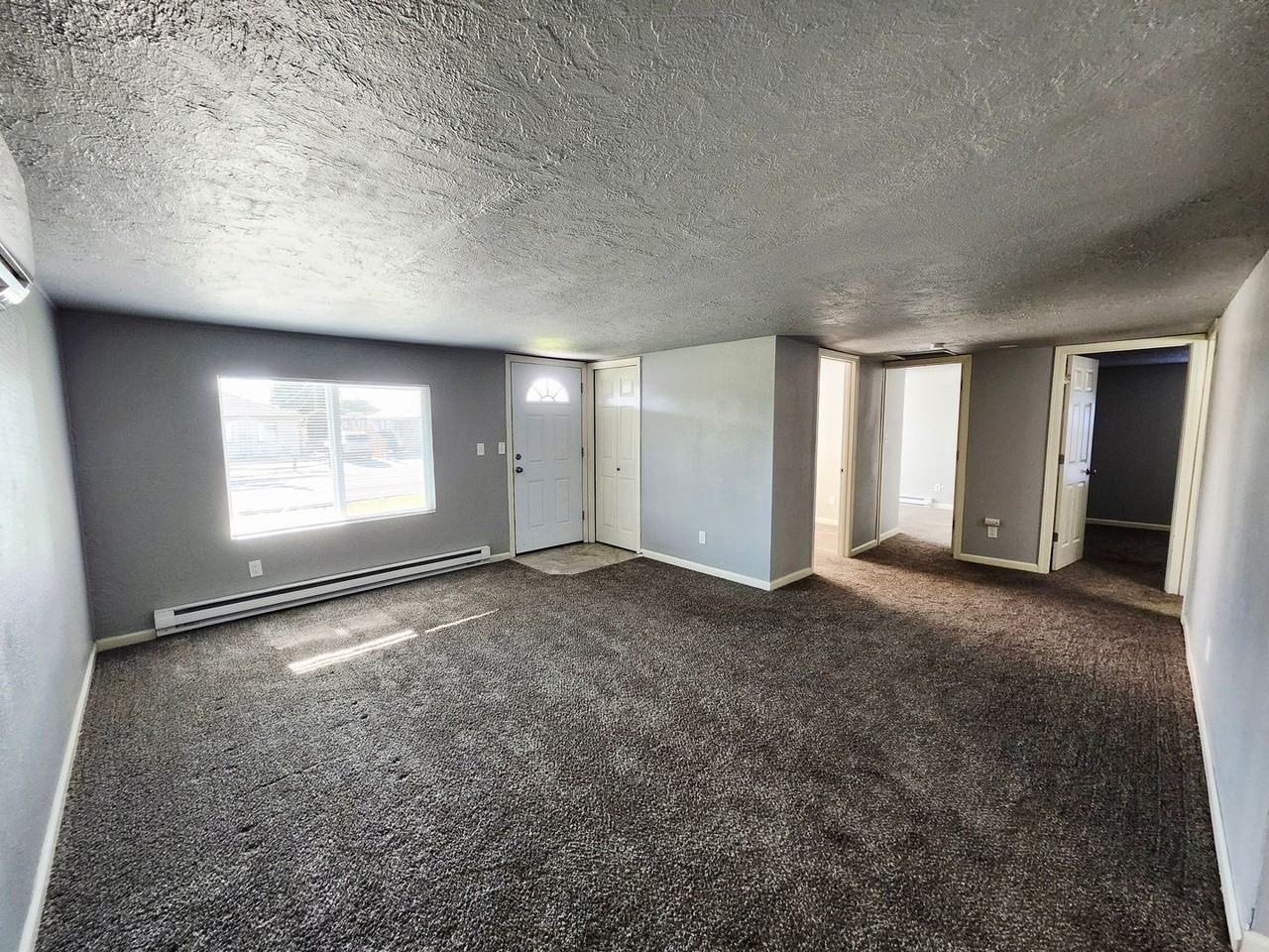 1327 Tunis Ave - Photo 6 of 17