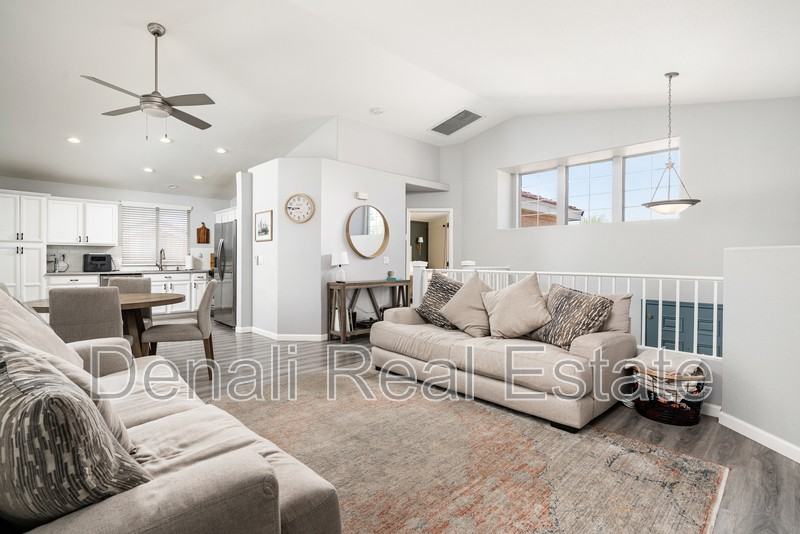 827 W Leah Ln - Photo 3 of 25