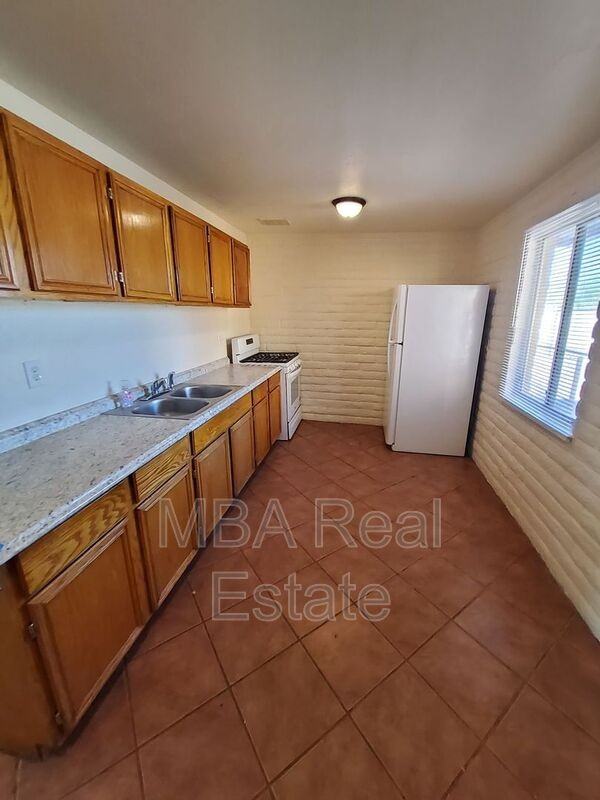 318 W 2nd Ave #C - Photo 2 of 9