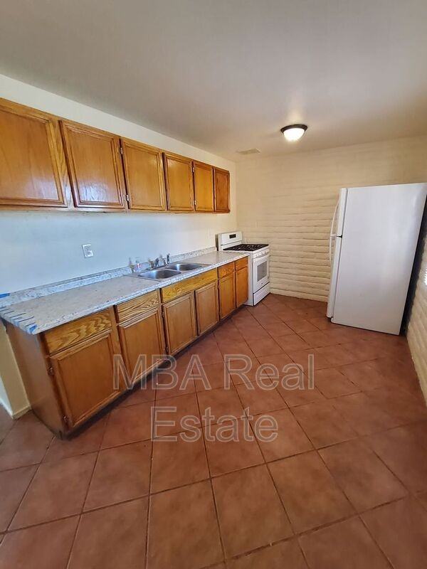 318 W 2nd Ave #C - Photo 3 of 9