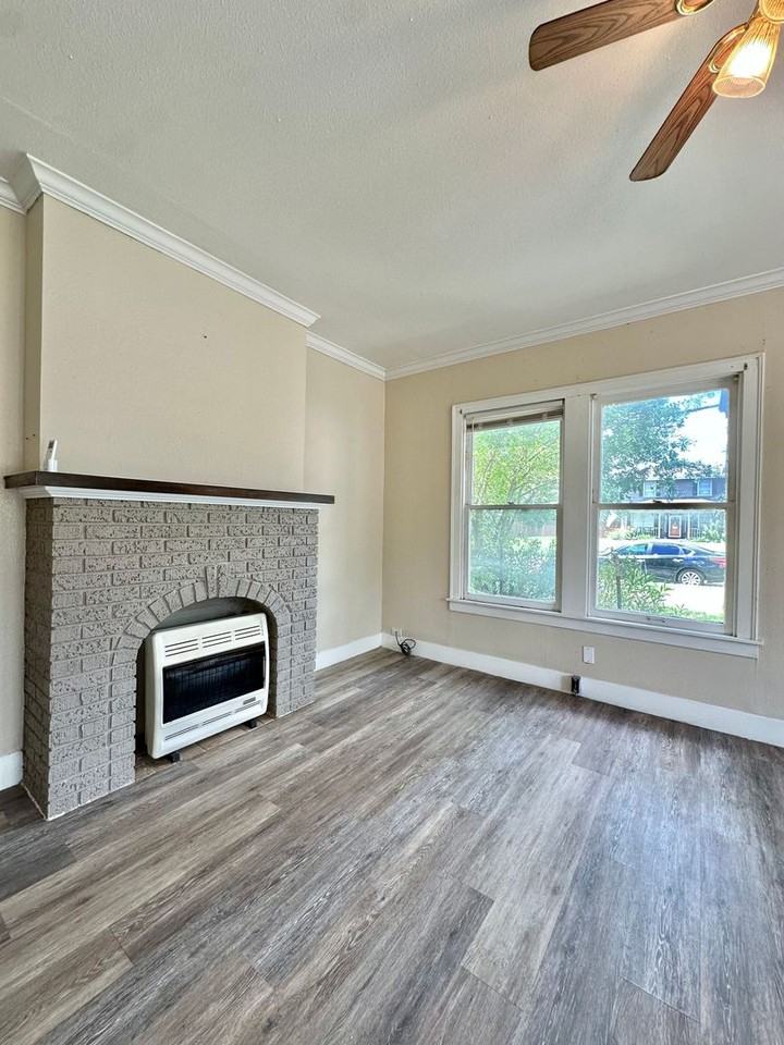 302 S Van Buren St - Photo 4 of 10