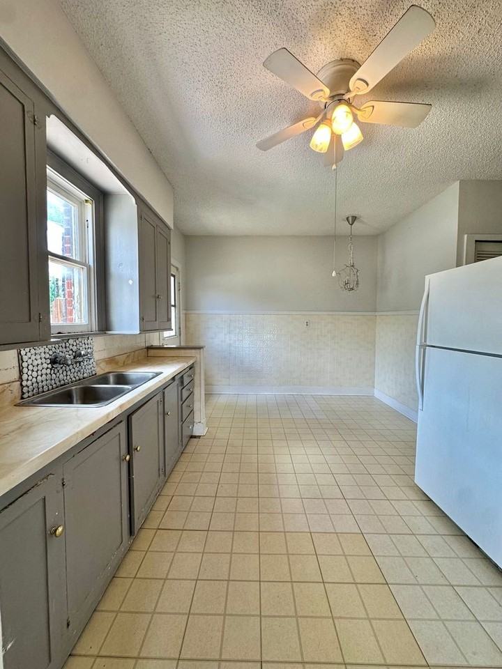 302 S Van Buren St - Photo 5 of 10