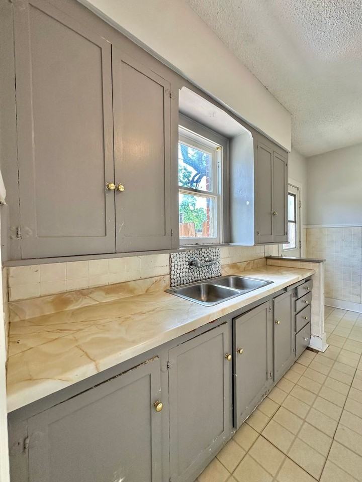 302 S Van Buren St - Photo 6 of 10