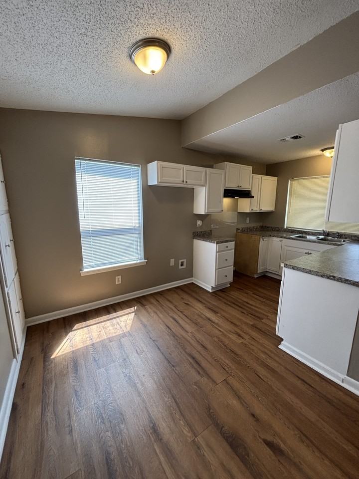 1 Greenway Ct - Photo 6 of 19