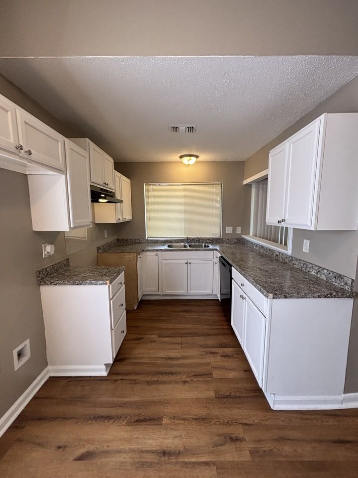 1 Greenway Ct - Photo 7 of 19