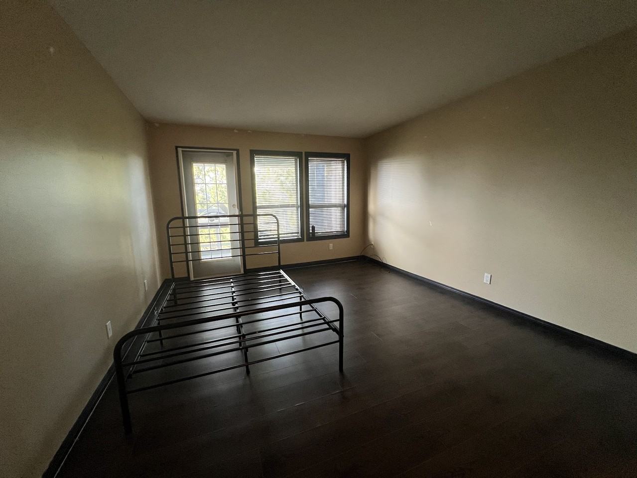 417 Railway St - Photo 2 of 8