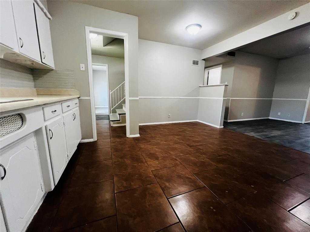 5305 Roberta Dr - Photo 6 of 19