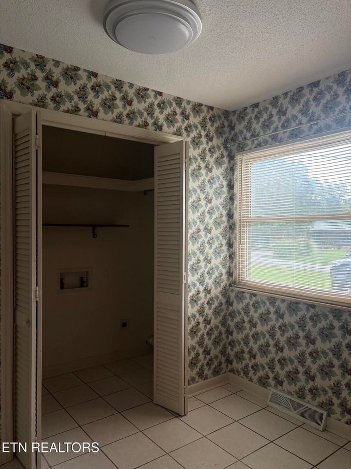 123 Stiles Ln - Photo 3 of 13