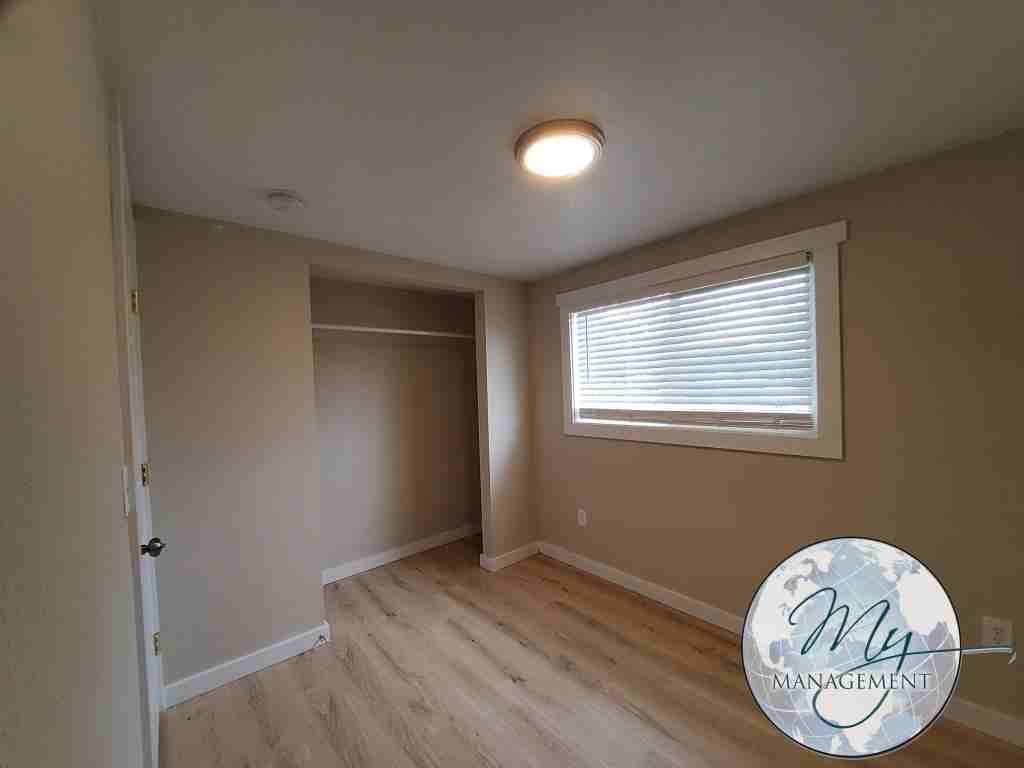 728 Walnut St - Photo 3 of 10