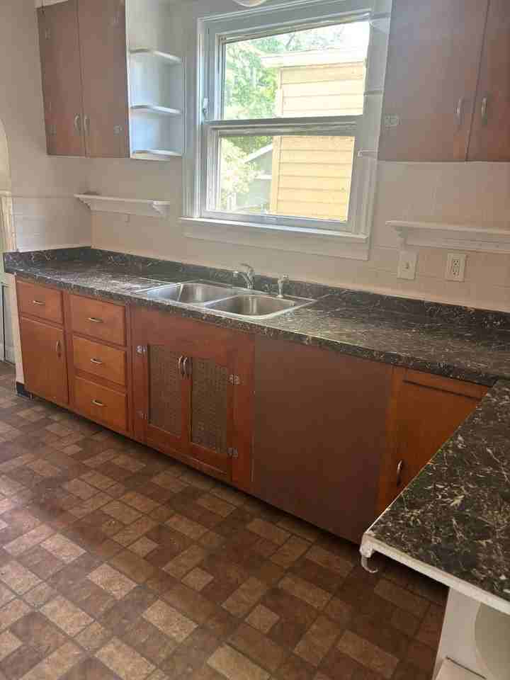 913 Greyton Rd - Photo 3 of 15