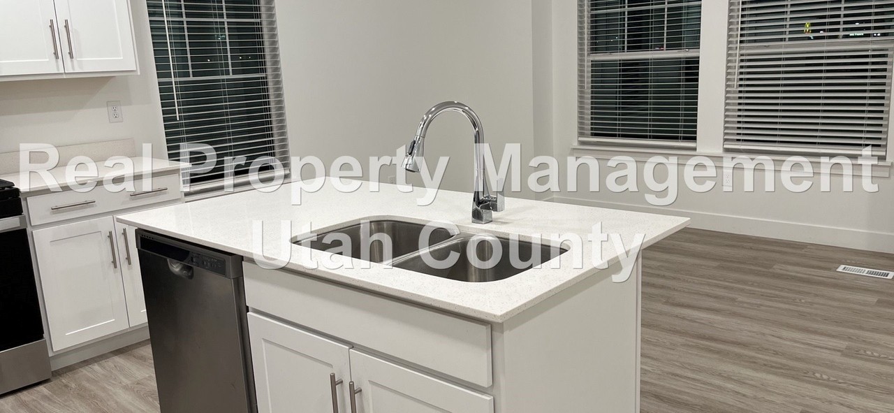 891 N 1120 E - Photo 4 of 22