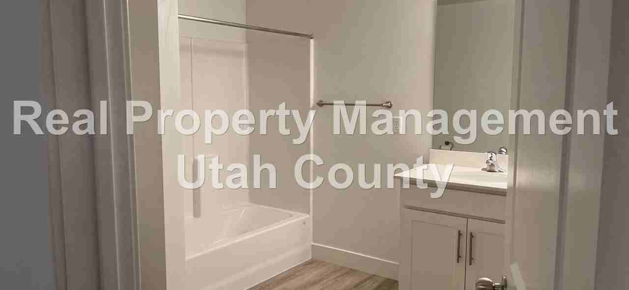 891 N 1120 E - Photo 7 of 22