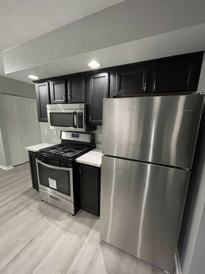 616 W Grand Ave - Photo 3 of 9