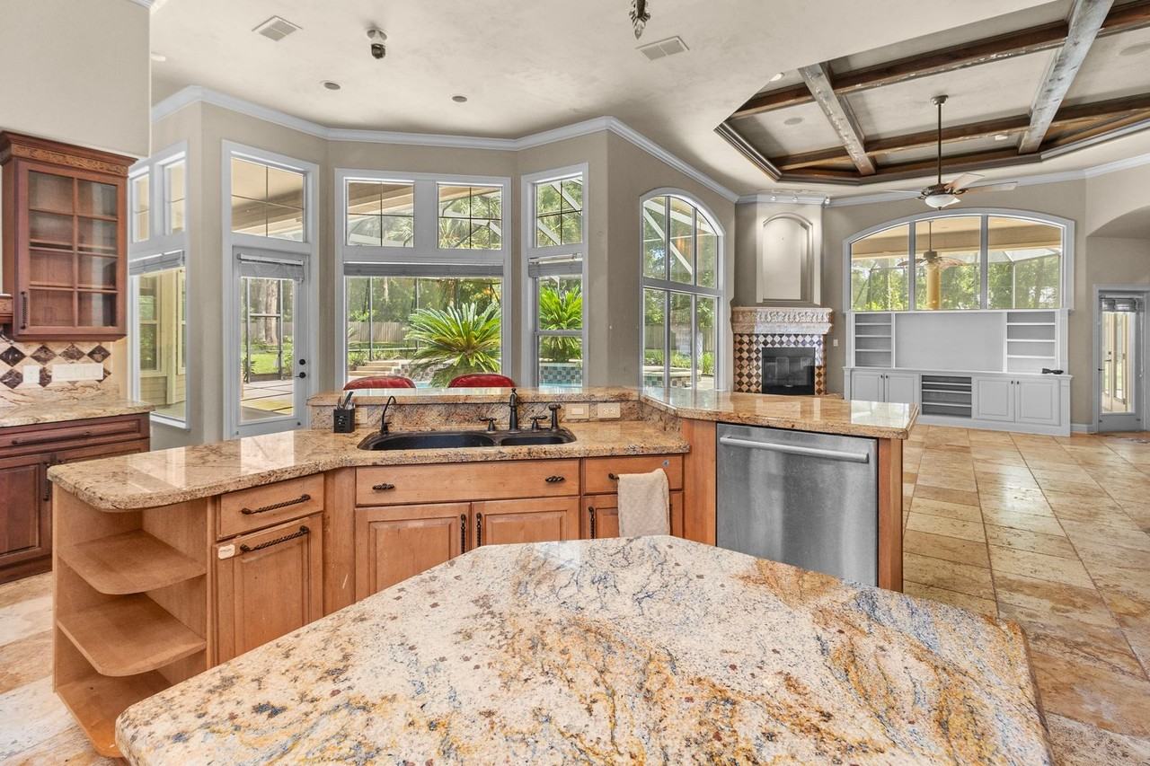 9008 Sw 17th Ave - Photo 2 of 48