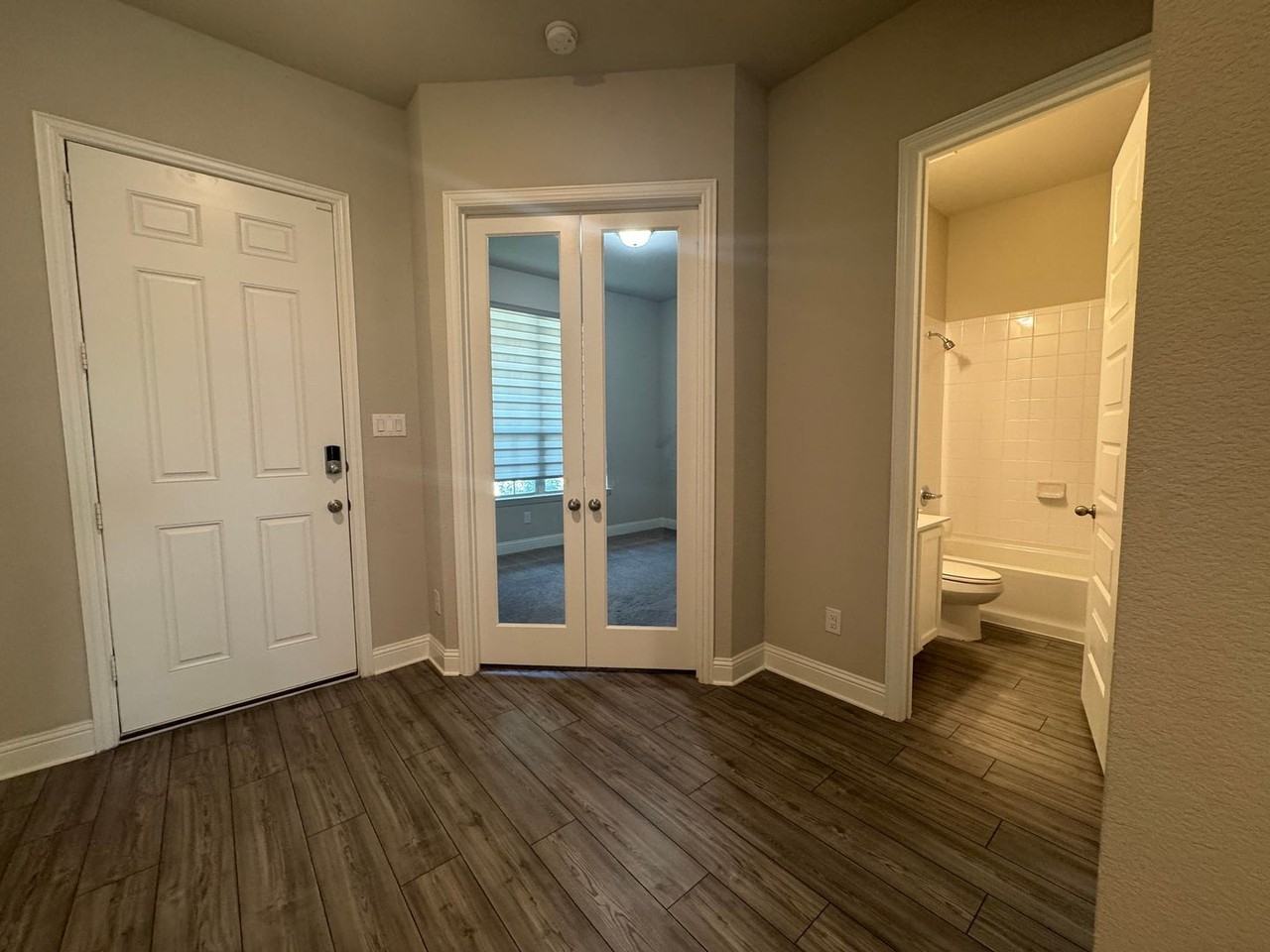 1922 Renwick Dr - Photo 2 of 26