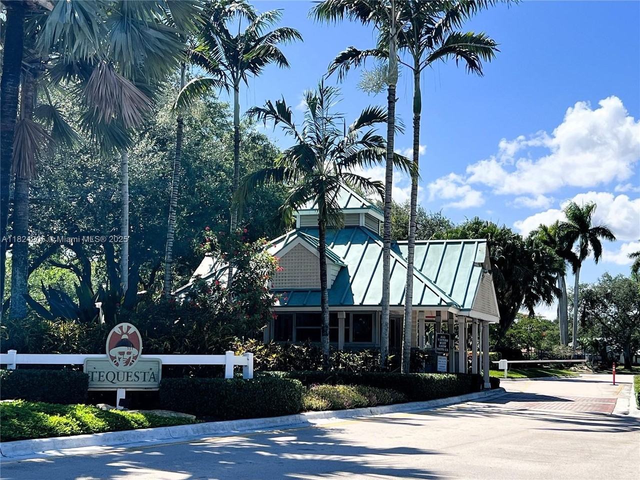 1099 Waterbrook Ln - Photo 2 of 20