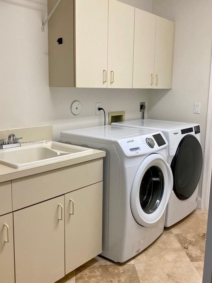 1099 Waterbrook Ln - Photo 3 of 20