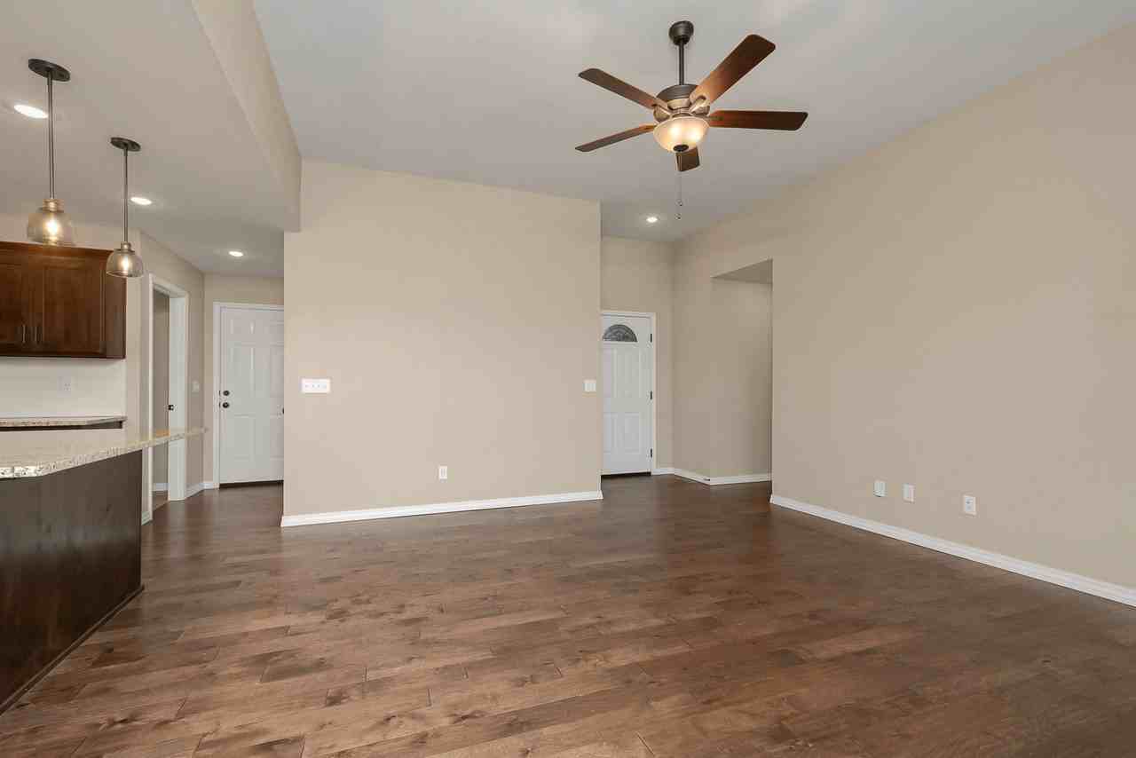 1053 S Christopher Ave - Photo 3 of 29