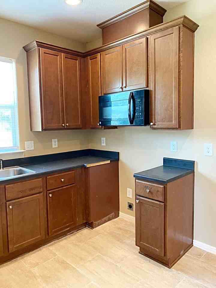 1780 Elgie St - Photo 3 of 10
