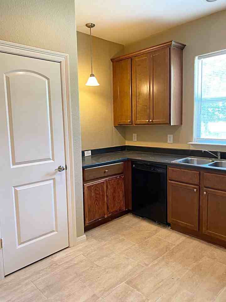 1780 Elgie St - Photo 4 of 10