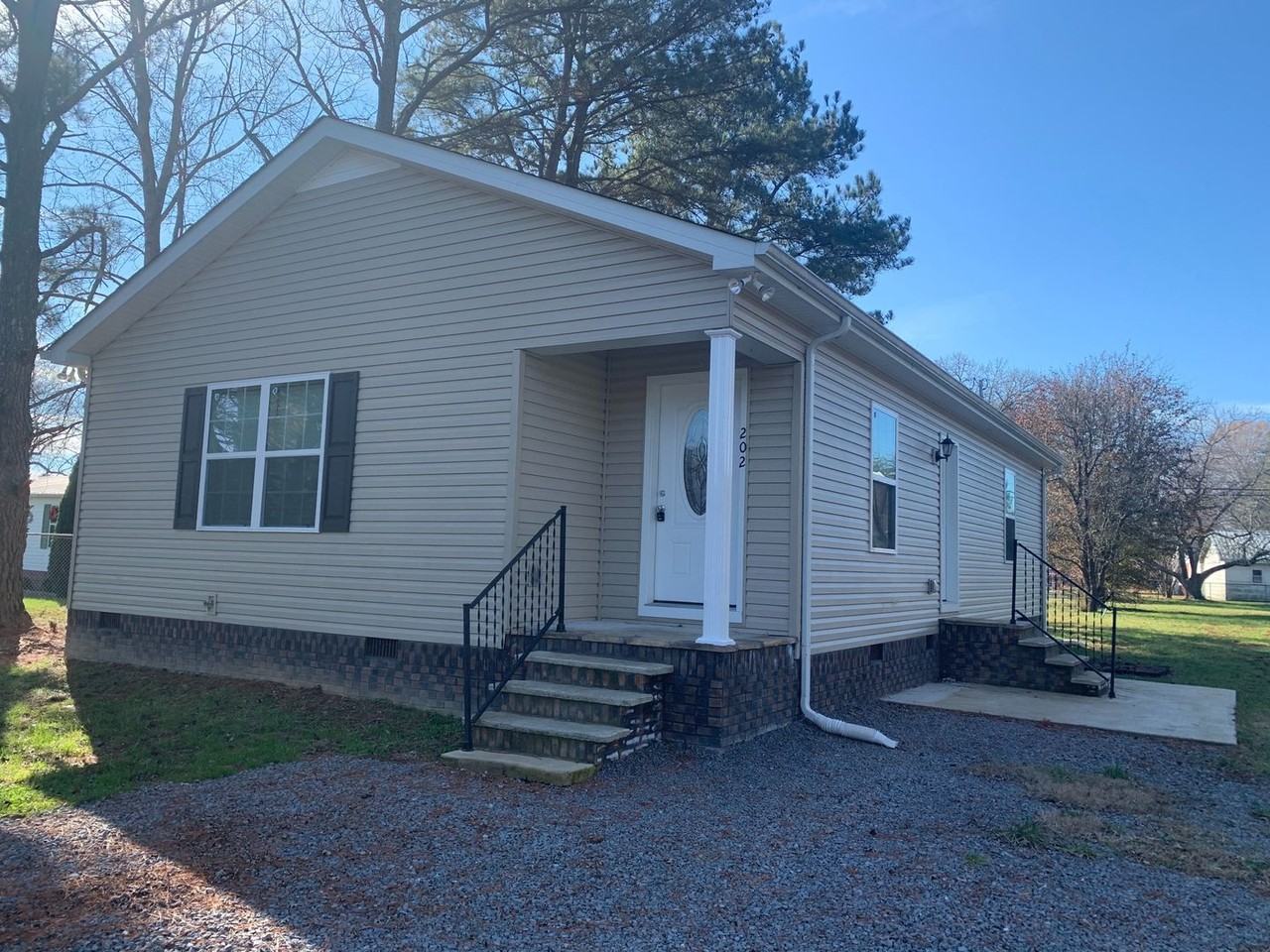 202 Broadrick St - Photo 2 of 19