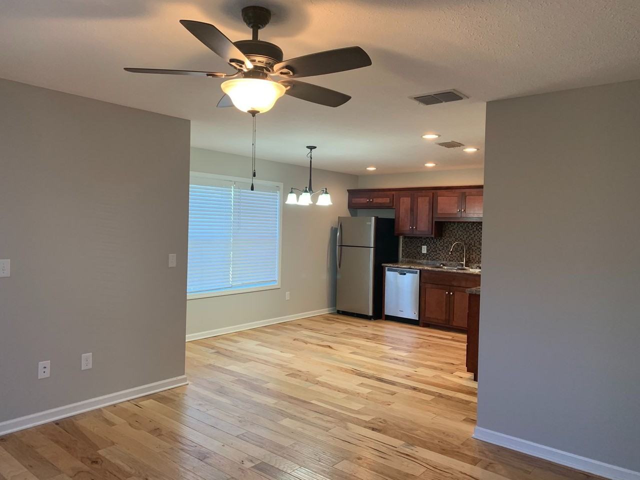 202 Broadrick St - Photo 4 of 19