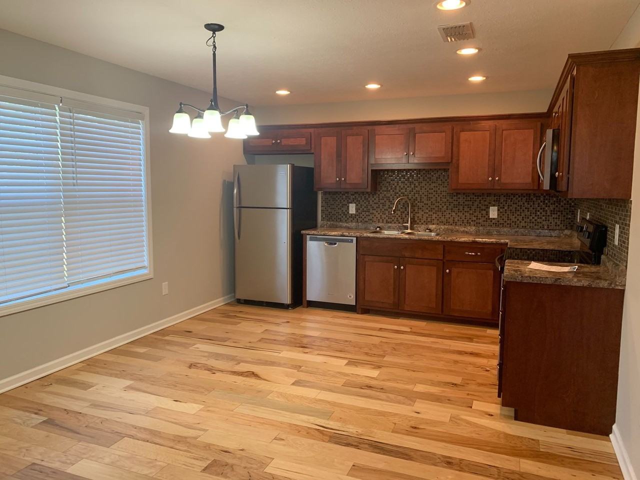 202 Broadrick St - Photo 5 of 19