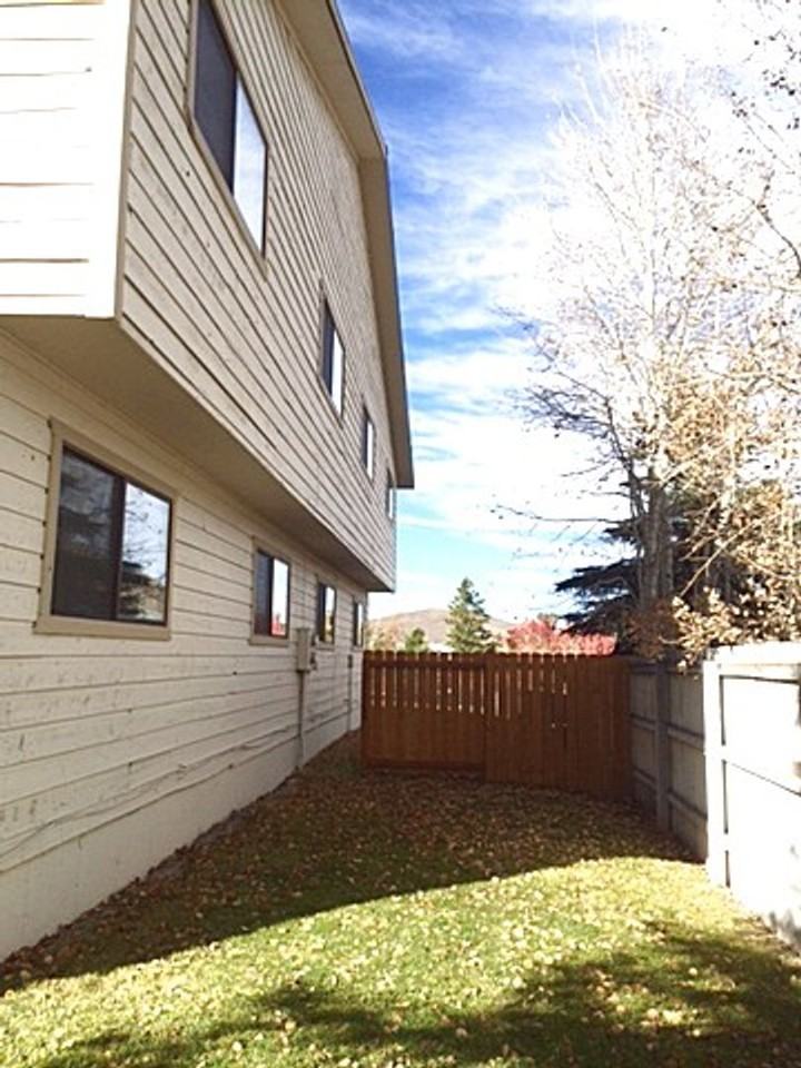 2316 Calumet Cir - Photo 2 of 15
