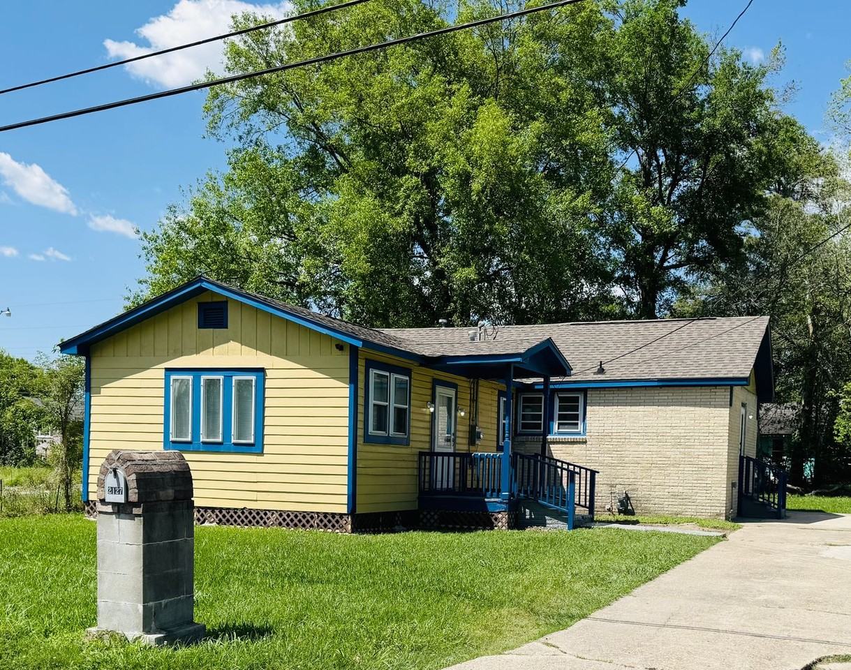 2127 71st Ave - Photo 2 of 28