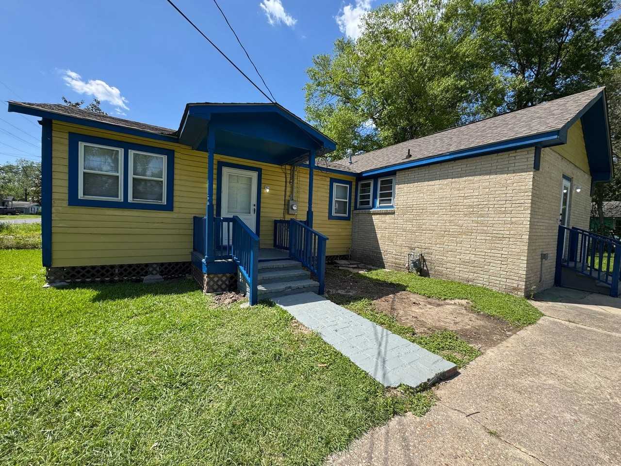 2127 71st Ave - Photo 3 of 28