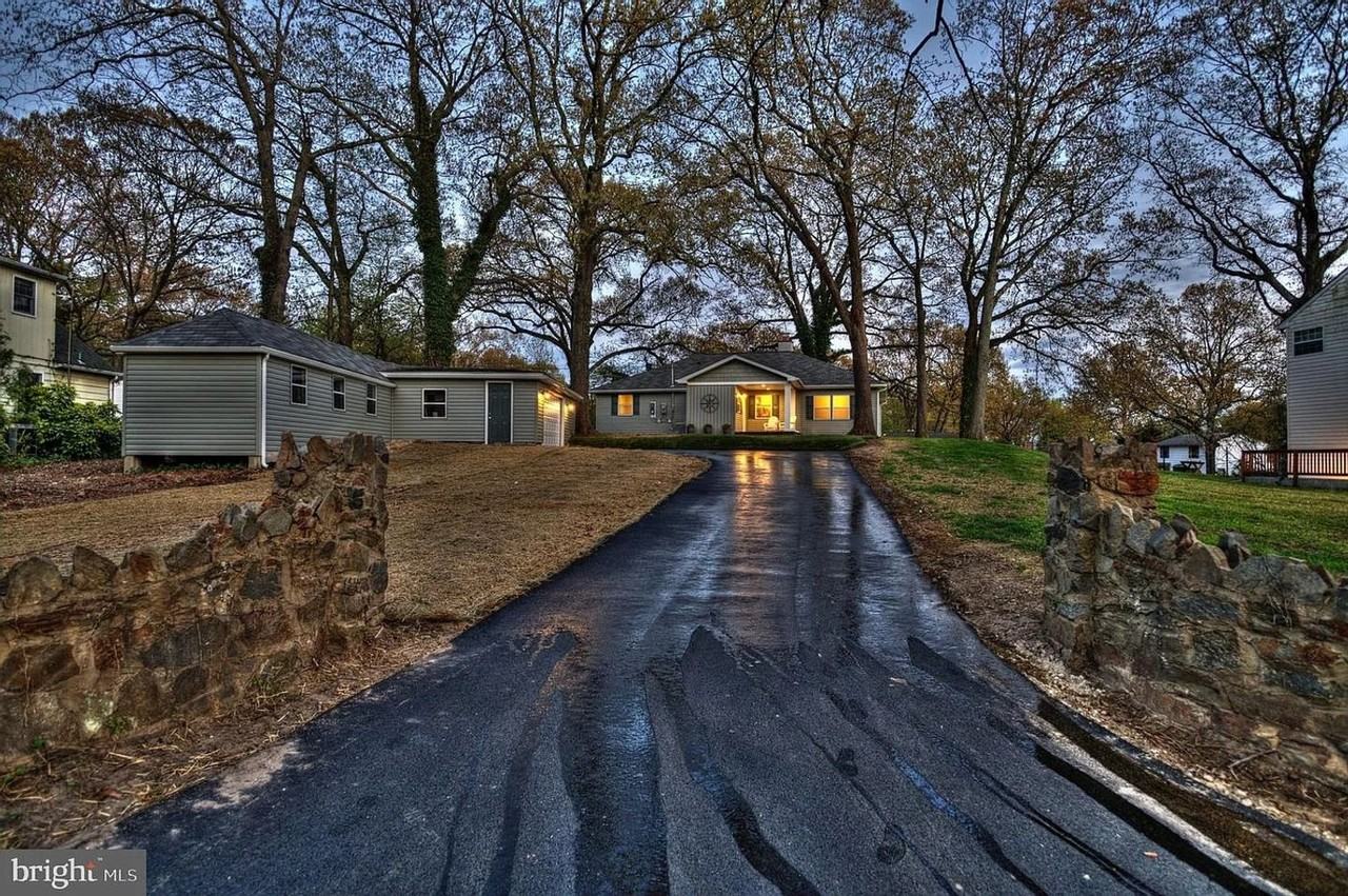 211 Sillery Bay Rd - Photo 2 of 50