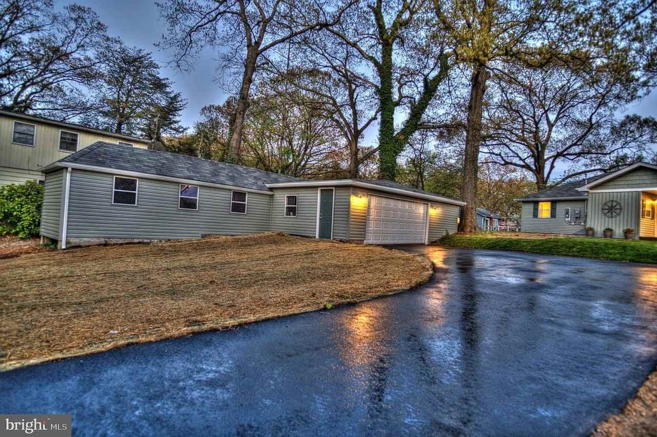 211 Sillery Bay Rd - Photo 3 of 50