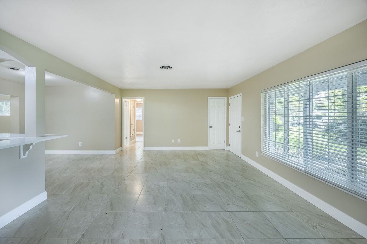 1436 Tangerine Ct - Photo 3 of 14