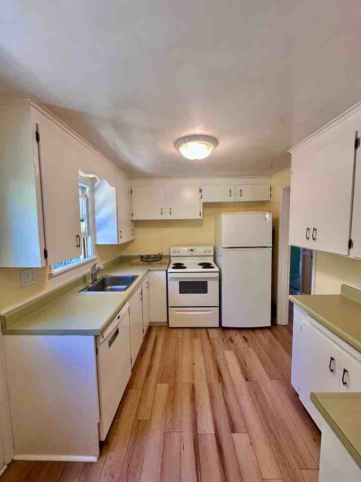 2302 Ne 94th St - Photo 3 of 17