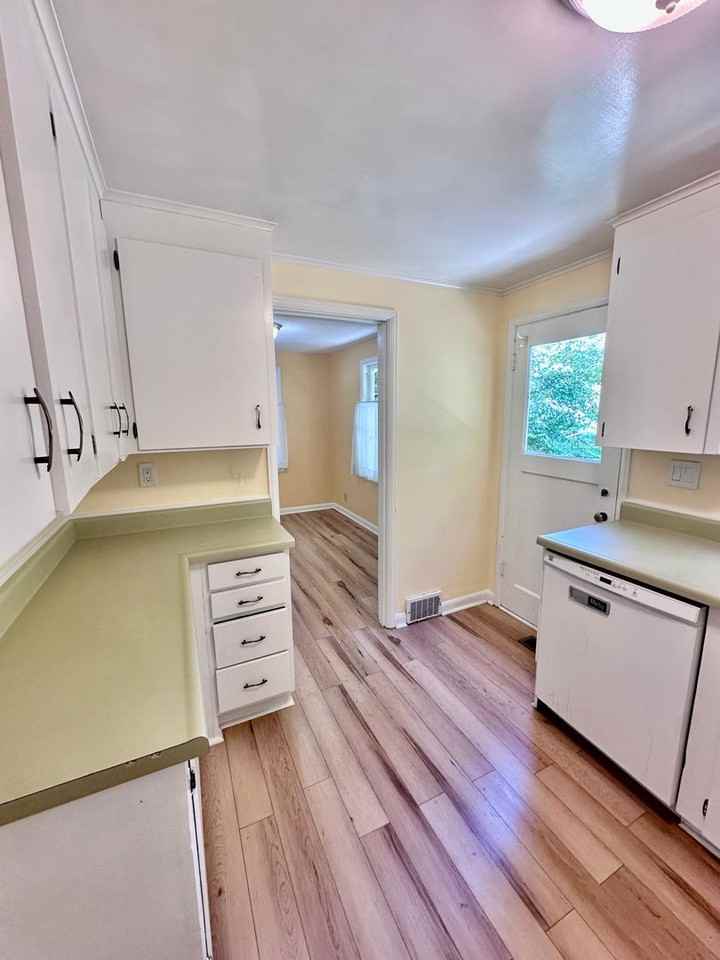 2302 Ne 94th St - Photo 4 of 17