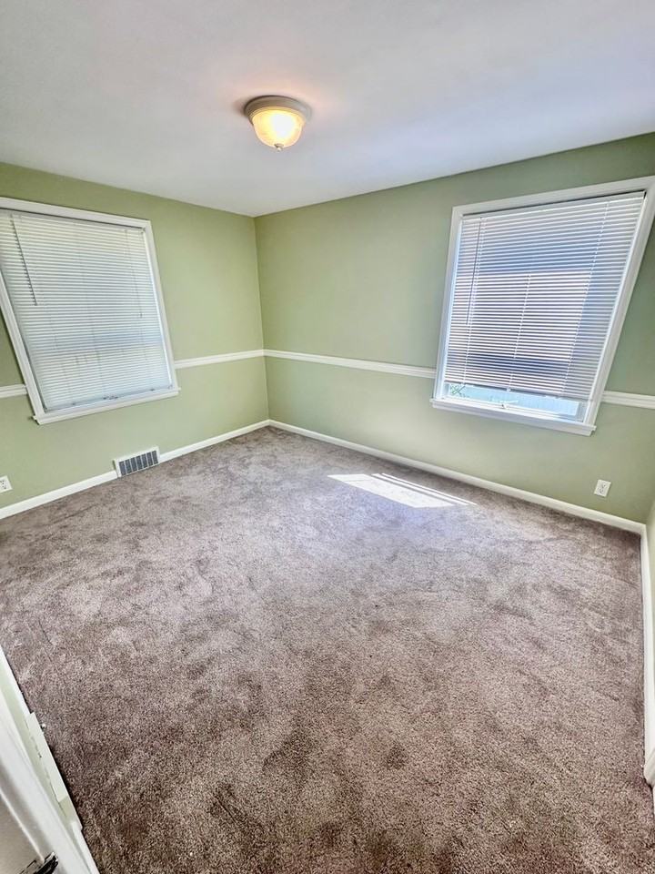 2302 Ne 94th St - Photo 7 of 17