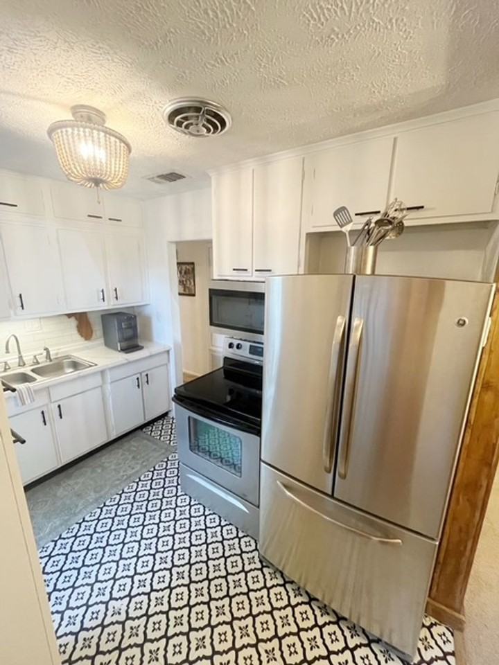 332 Chicago Ave - Photo 7 of 22