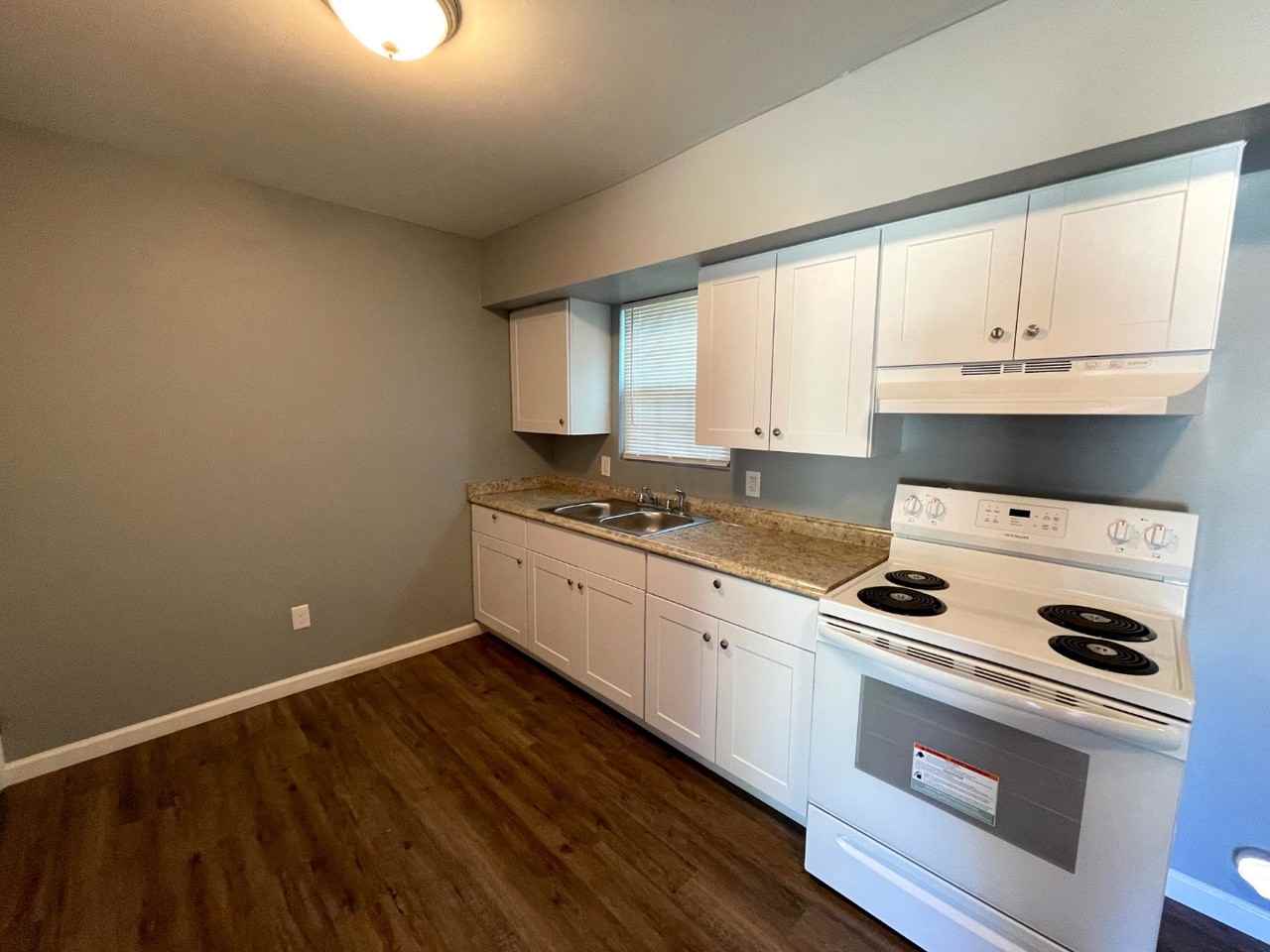 458 Daffodil St - Photo 7 of 10