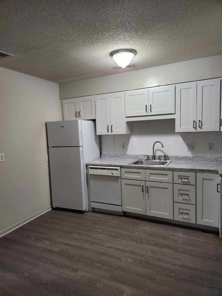 1402 Gorman St Apt K - Photo 2 of 4