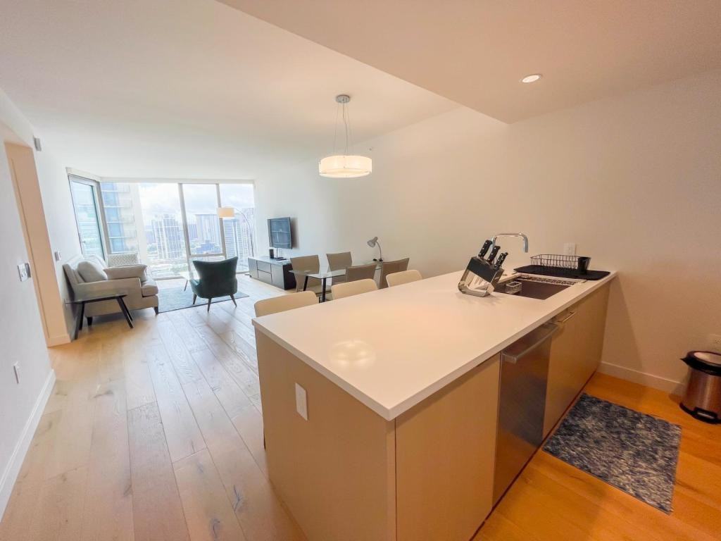 1001 Queen St - Photo 4 of 19