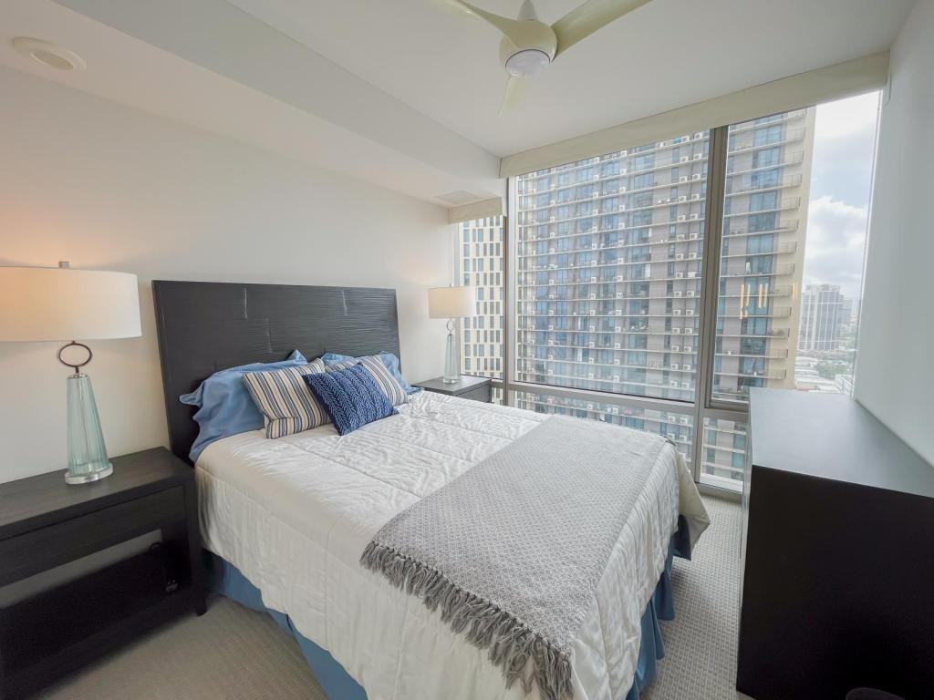 1001 Queen St - Photo 2 of 19