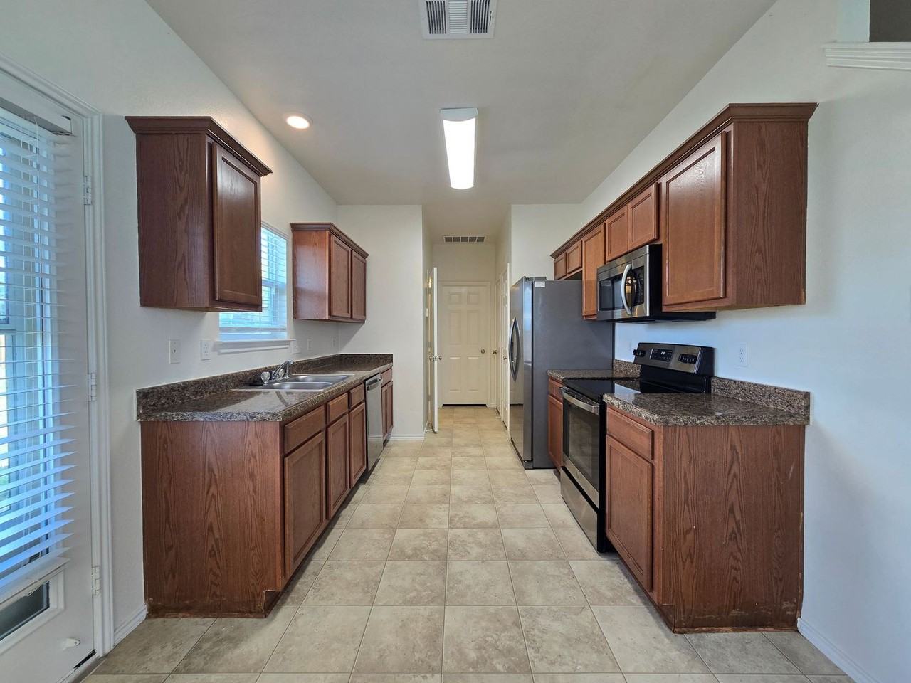 2101 Vernice Dr - Photo 3 of 28